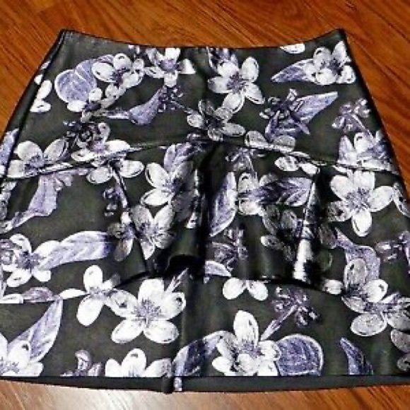 Zara small a line ruffle floral faux leather mini skirt - Picture 7 of 8